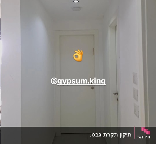 הנמכת תקרת גבס במסדרון עם גריל מיזוג אוויר וספוטים שקועים